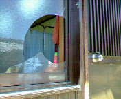 窓, 座る, 水, 建物 が含まれている画像AI 生成コンテンツは誤りを含む可能性があります。